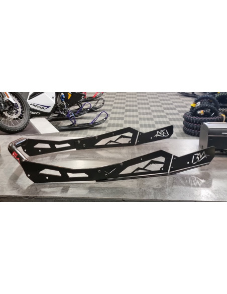 BM Fabrication Bakbåge 155" Slash - Svart